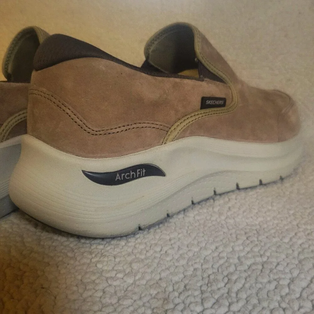 Skechers Arch Fit 2.0 Engrain Lt. Brown Suede - Men's size 7